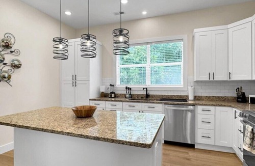 Waynesville House | Memories Off Main - Sleeps 10, Dwntwn, New Build