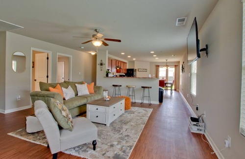 Normal House | Mertle Home| 3bed 2bth, great for families in quiet neighborhood!