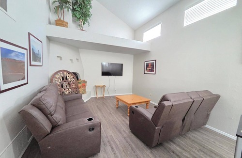 Northeast Heights House | Metro Dreamzz” 4 bedroom, Pets Welcome, 5G Fiber Wifi !