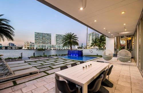 Sunny Isles Beach House | Miami Modern Heated Pool and Dock