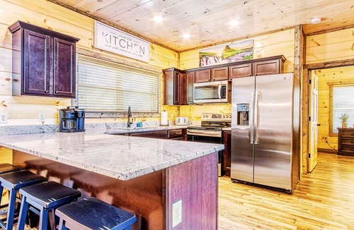 Sevierville Cabin | ✨Mighty Duckster✨ Prv Pool, Hot Tub, A+ Views, Firepit, Dog-friendly