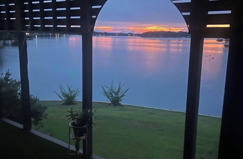 Milledgeville House | Million Dollar VIEW💦 ~ 🌟A+ Location, Deep H20, Infinity views!
