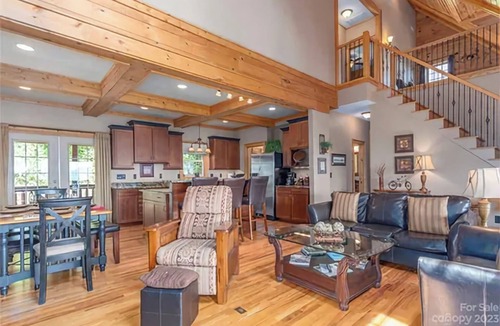 Waynesville Cabin | Million Dollar Vista! Smoky Mts/Blue Ridge Pkwy-Hot Tub-Jacuzzi Tub-Pet Friendly
