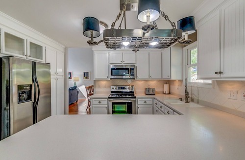 Charleston House | Minutes to Tanger Outlet, Top Golf, Pool, Hockey, Billiards, Ping Pong, Cornhole