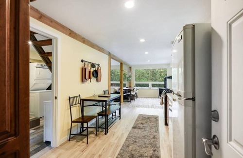 Marblemount Cabin | Misty Mountain Cabin-2 bed, 1 bath, mountain views and large deck