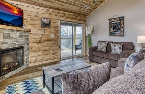 Sevierville Cabin | Modern 3BD Cabin at Eagles Ridge Resort w/Fireplace, Hot Tub, Air Hockey, Arcade and Community Pool