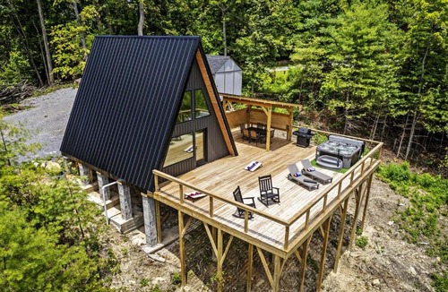 Hartford Ski Chalet | Modern A-Frame Cabin with Breathtaking Views of the Smoky Mountains, Perfect for Families or Groups