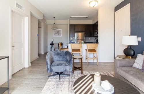 Three Oaks Apartment | Modern Apartment in Prime Location ID6769X43