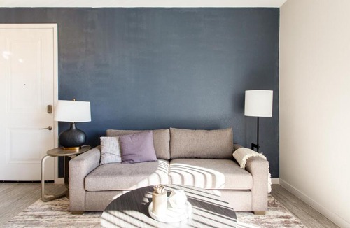 Three Oaks Apartment | Modern Apartment in Prime Location ID6769X43