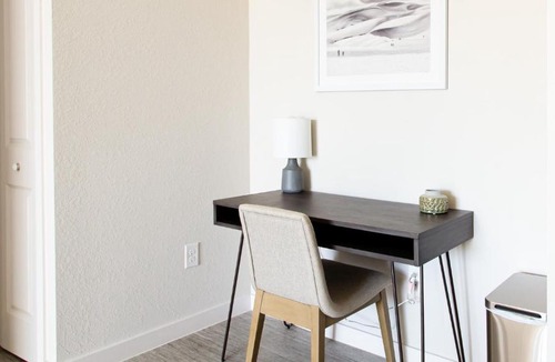 Three Oaks Apartment | Modern Apartment in Prime Location ID6769X43