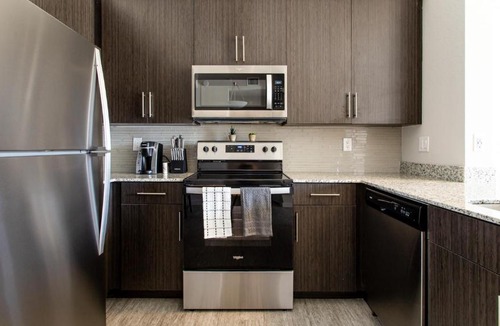 Three Oaks Apartment | Modern Apartment in Prime Location ID6769X43