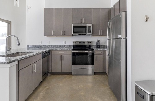 Madison Apartment | Modern Apartment in Prime Location (ID7403X37)