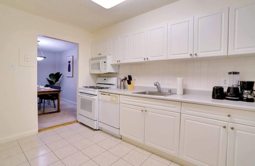 Crystal City Apartment | Modern Apt – Steps from Metro