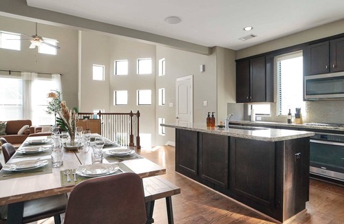 Montrose House | Modern Boho Chic - Downtown View - King Bed - 4BR