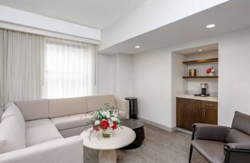Court Avenue Entertainment District Hotel | Modern Comfort Meets Historic Charm Near Wells Fargo Arena and Convention Ctr