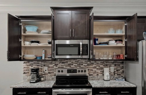 Dallas House | Modern Dallas Retreat ~ Spacious 3BR + 2.5BA