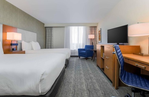 East Point Hotel | Modern Getaway Room Near Centennial Olympic Park – 8mi away | Seasonal Pool