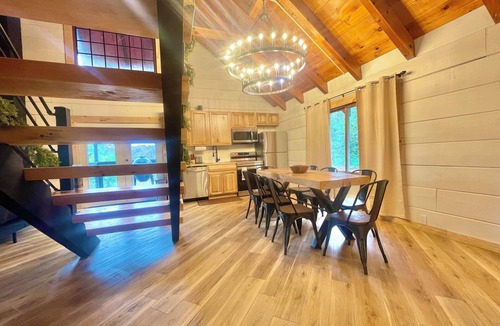 Sevierville House | Modern lake side nest HOTUB Fenced YARD king beds