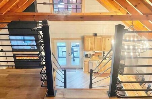 Sevierville House | Modern lake side nest HOTUB Fenced YARD king beds