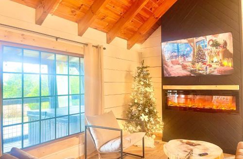 Sevierville House | Modern lake side nest HOTUB Fenced YARD king beds