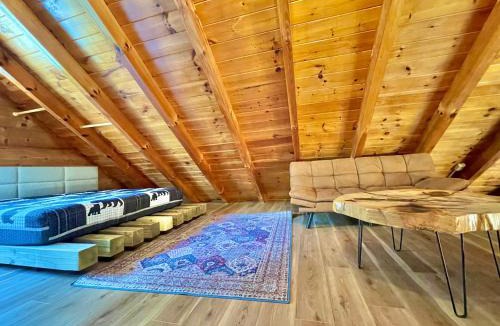 Sevierville House | Modern lake side nest HOTUB Fenced YARD king beds