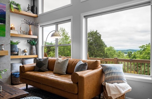 Dandridge House | Modern Luxury Lakehouse: Pet Friendly-Large Fenced Yard-Views-Theater-Hot Tub