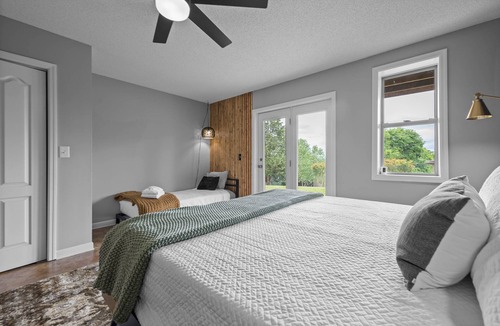 Dandridge House | Modern Luxury Lakehouse: Pet Friendly-Large Fenced Yard-Views-Theater-Hot Tub