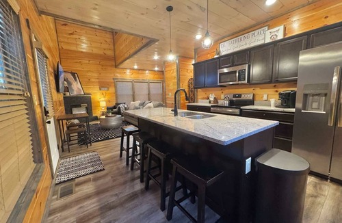 Sevierville Cabin | Modern Smoky Mtn Cabin | Hot Tub | Game Room | 85" TV | Sunset Deck | Sleeps 11