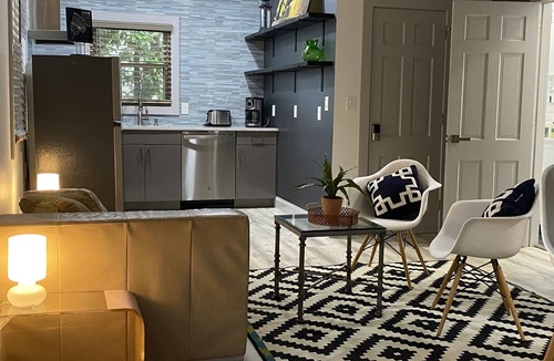 Church Street Apartment | Month to month oasis rental-7 mins fro ATL airport