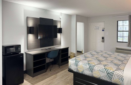 Huntsville Hotel | Motel 6 Huntsville, AL – University Dr.