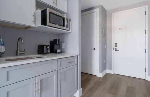 Mott Haven House | Mott Haven King Studio w Balcony | Gym+Hotel Amenities