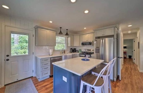 Newland Cabin | Mountain fun for the fam! Pool, Hiking, Golf & Blue Ridge Parkway!