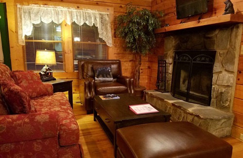 Maggie Valley Cabin | MOUNTAIN JOY COTTAGES #10- BIG BEAR