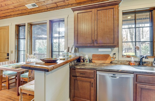 Tuckasegee Cabin | Mountain Retreat w/Community Perks in Glenville!