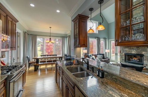 Altamont House | Mountain Top at Linville Falls: Amazing Views! Hot Tub! Pet Friendly! Near Linville Falls Winery!