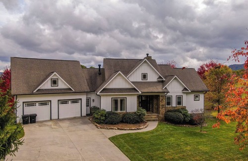 Altamont House | Mountain Top at Linville Falls: Amazing Views! Hot Tub! Pet Friendly! Near Linville Falls Winery!