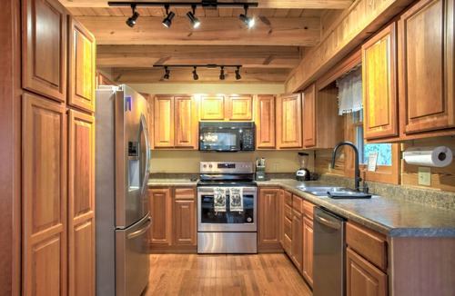 Glens of Ironduff Cabin | Mountain-View Cabin w/Hot Tub, Fire Pit & Games + Biltmore Pass