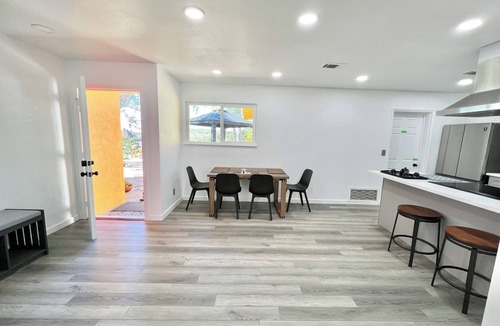 Thousand Oaks House | Mountain View Entire House 4 Rooms 3 Baths