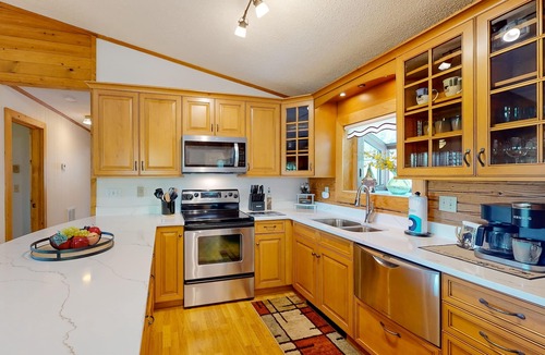 Waynesville House | Mountain view home with a furnished deck, gas fireplace, & washer/dryer