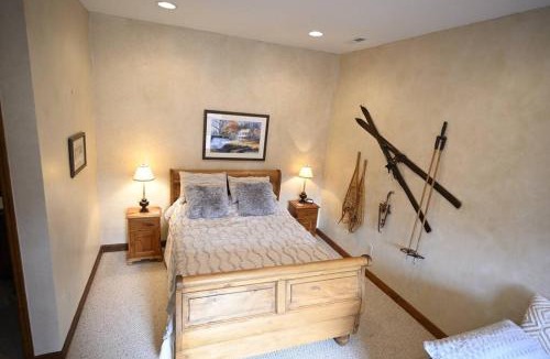 Whittier House | Mountain View Tree House w/country club amenities