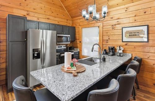 Sevierville House | Mountain Views Hot Tub Pizza Oven 8 Guests