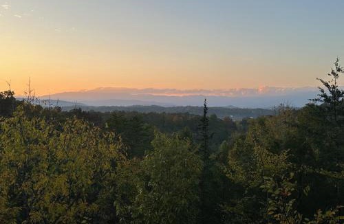 Sevierville House | Mountain Views Hot Tub Pizza Oven 8 Guests