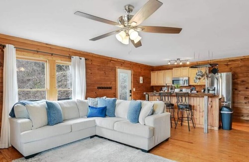 Canton Cabin | Mountain Views with Covered Decks and Hot Tub