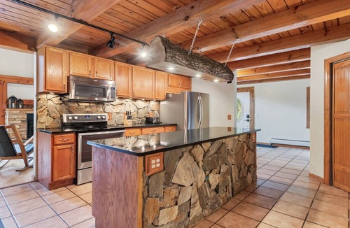 Settlers Ridge Cabin | Mountainside Cabin! Hot Tub! King Bed!