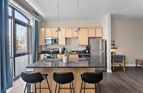 Downtown Minneapolis Apartment | MSP Voyager | By Childrens Hospital | Free Parking
