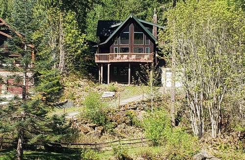 Glacier House | Mt Baker's Skyline sleeps 8, is dog friendly & includes a hot tub.