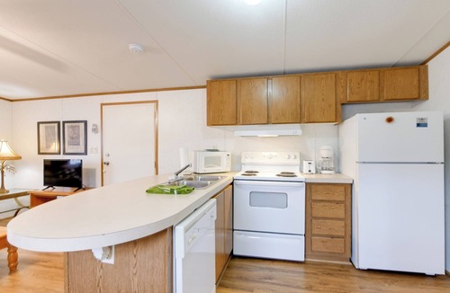 Waynesville Cabin | Mtn-View Deck! Resort Cabin 12 Mi to Waynesville