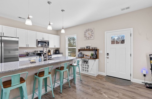 Mars Hill House | Mtn Views, 20 Mins to Asheville, 12 Mins to Skiing, Arcade Games