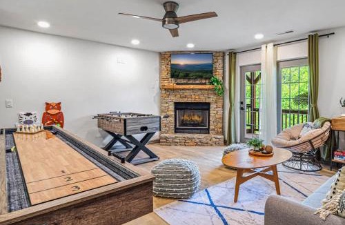 Waynesville House | Mtn Views HotTub Sauna Outdoor Theater FirePit