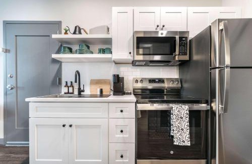 Macon Apartment | Musically Inspired Dual Stay - Near Cherry Street